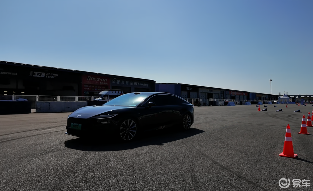 高级感拉满，丝滑到离谱！新能源也能有“丰田味”