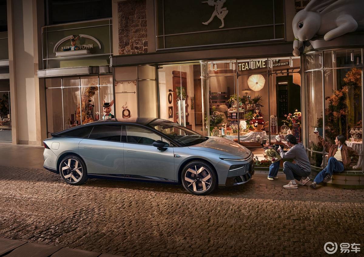 20万买C级新能源家轿 铂智7和小鹏P7+ 你怎么选?