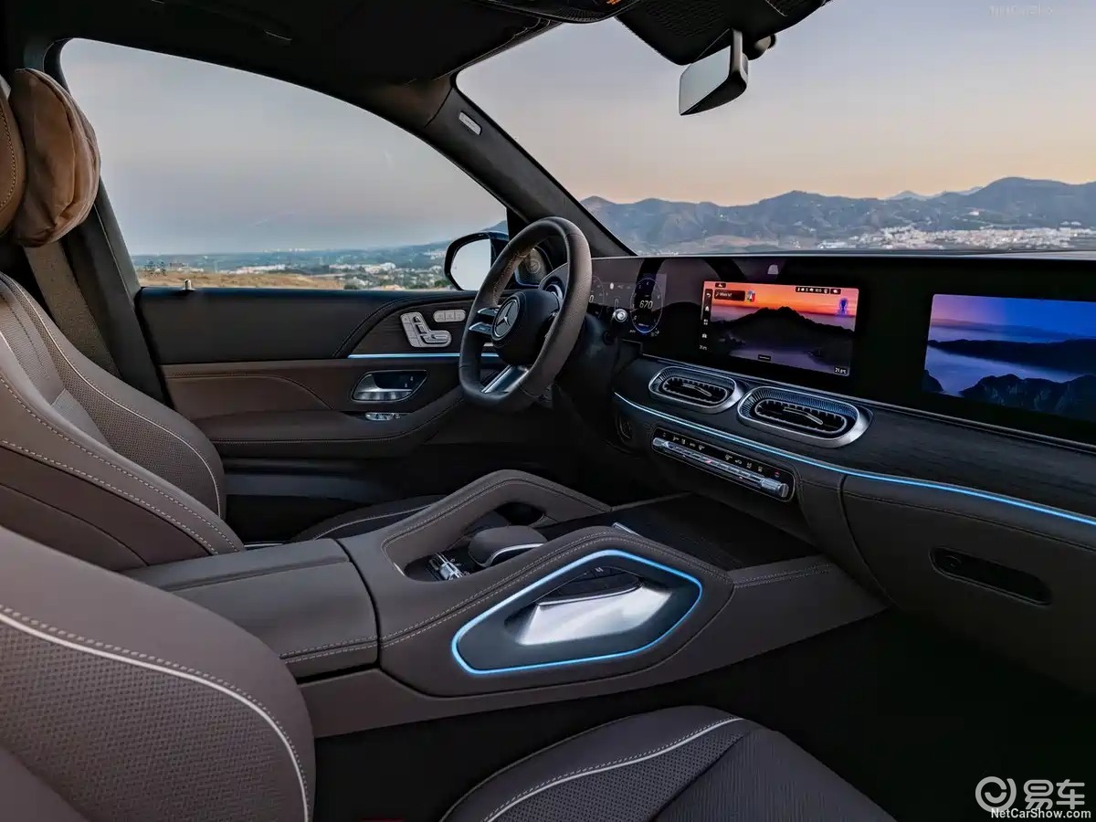 新款奔驰GLS官图发布，星幕大灯+超联屏+平曲轴V8
