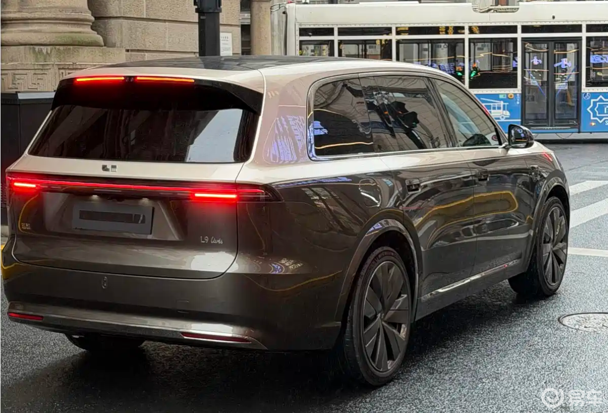 全新理想L9 Livis实车现身街头，气场确实强大