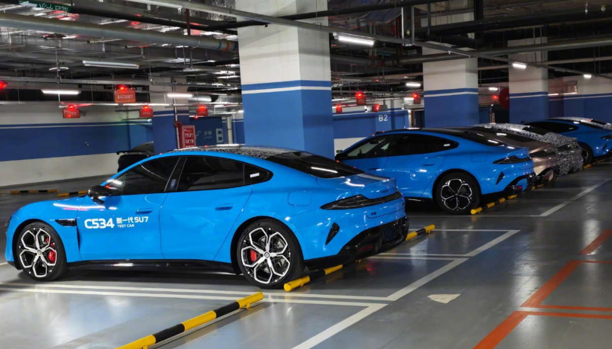 初代小米SU7功成身退,新一代车型的底气与焦虑又是什么?