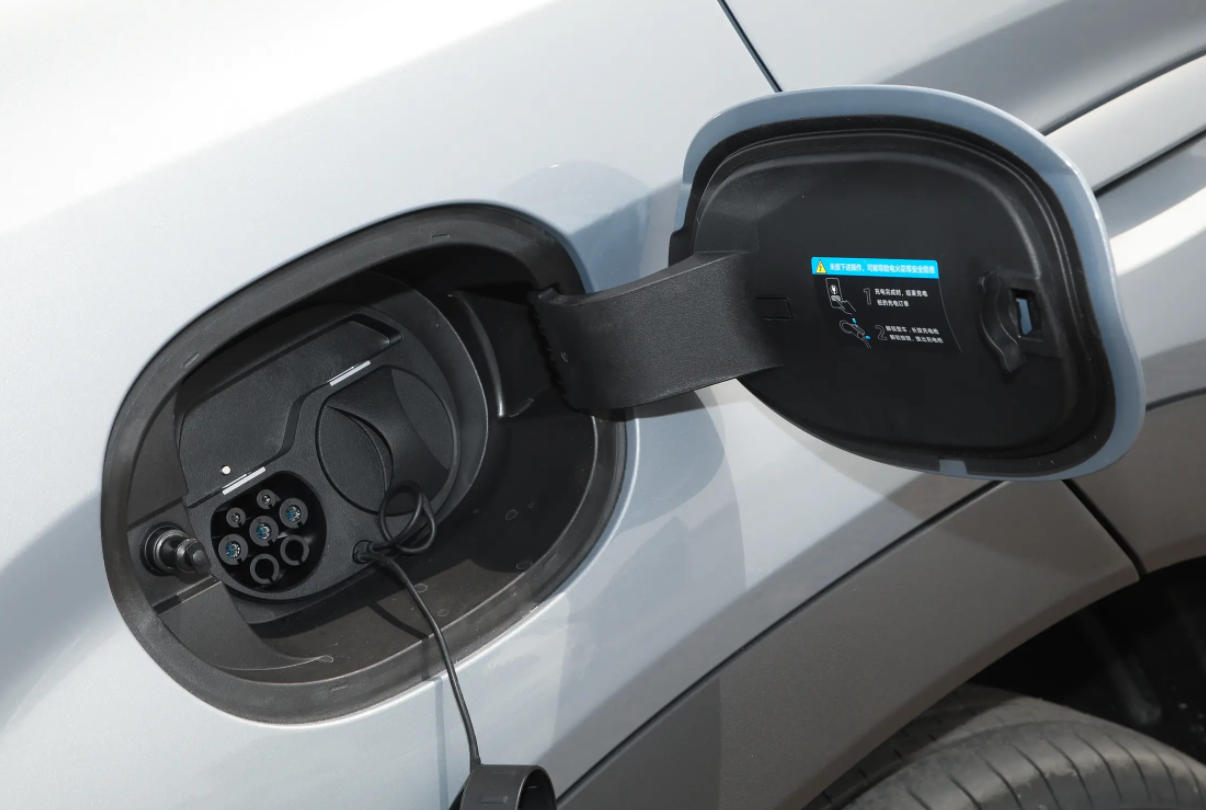 比亚迪宋Ultra EV,双球头麦弗逊+五连杆