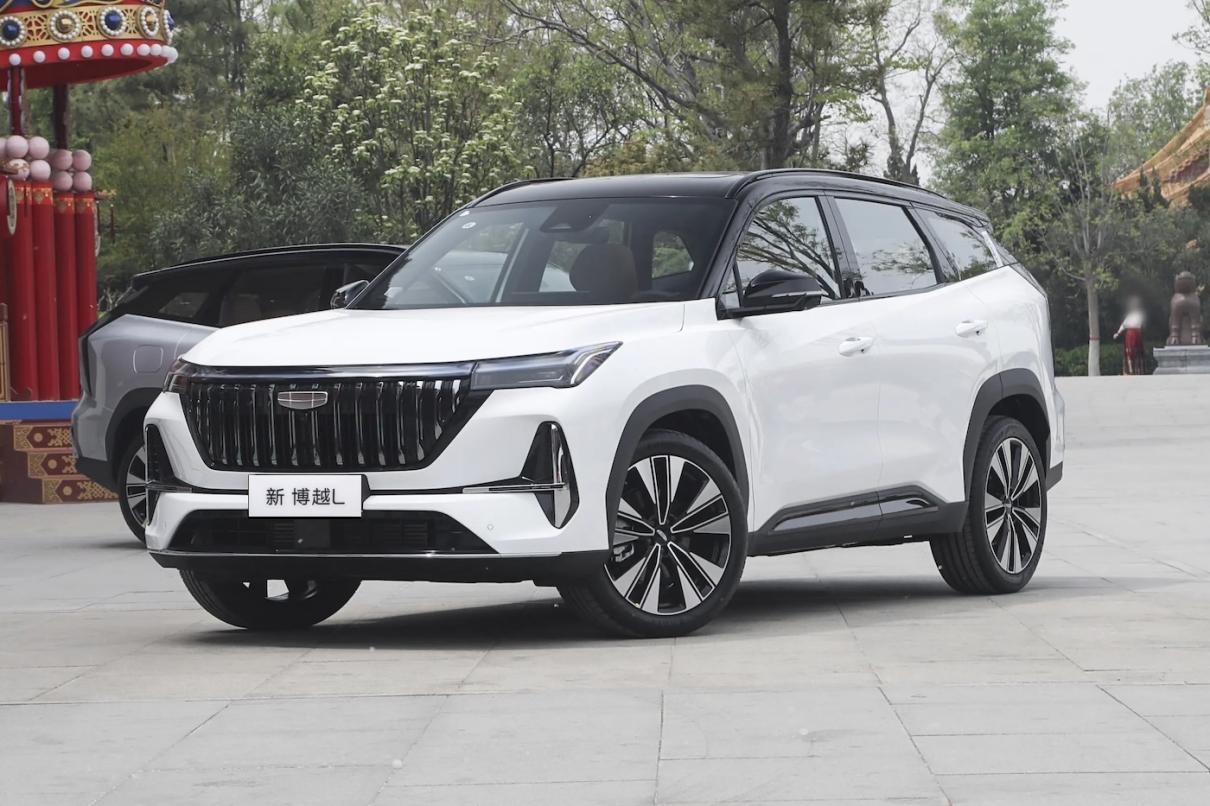 爆款燃油车硬碰硬，第五代瑞虎8遇上第四代博越L，谁能胜出