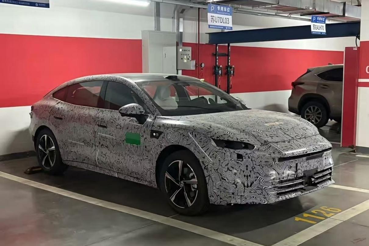 全新MG 07路试车曝光，把新能源轿跑打到15万级
