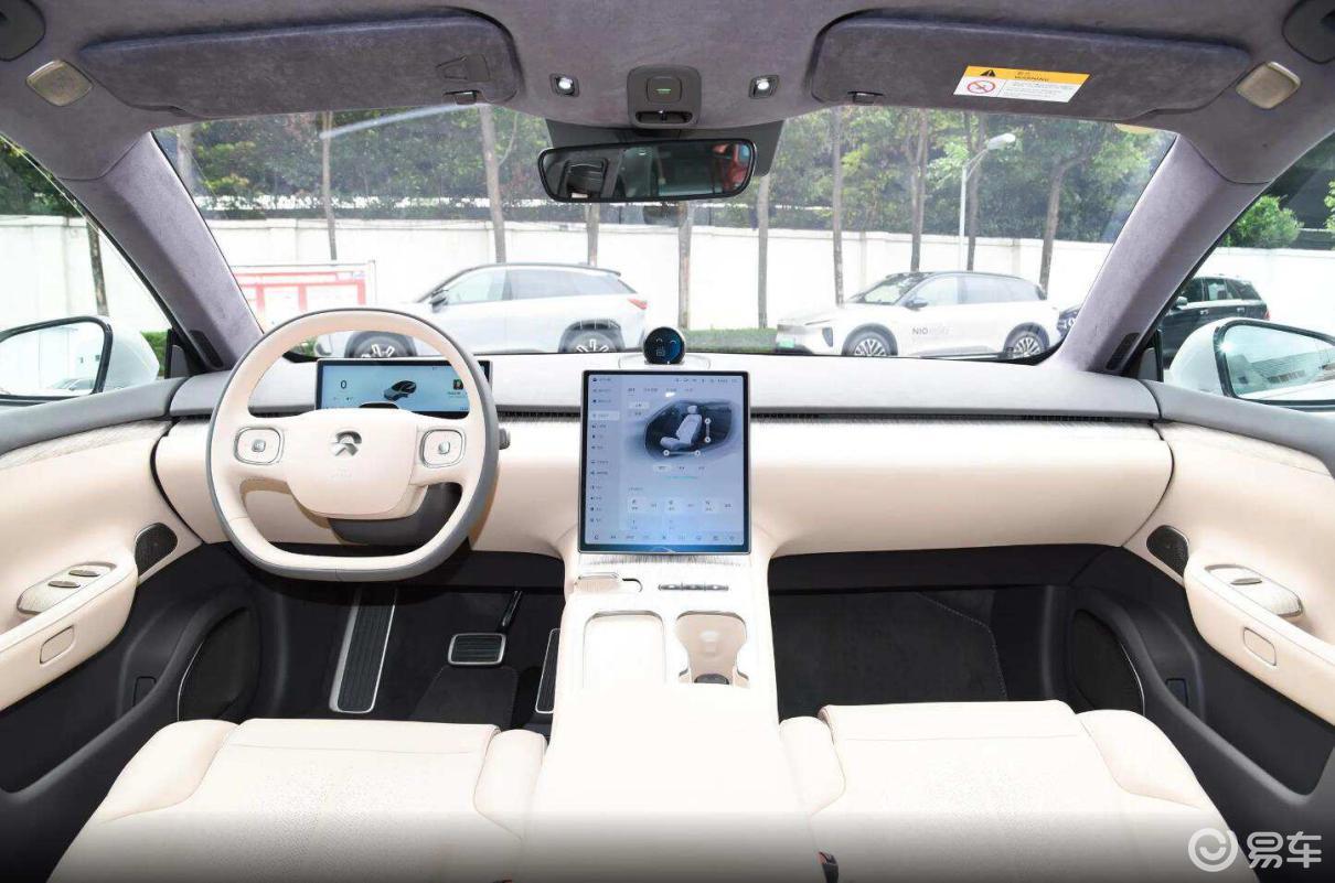 进入蔚来et7的车内中控台采用双拼面料覆盖增加了车内整体的温馨感