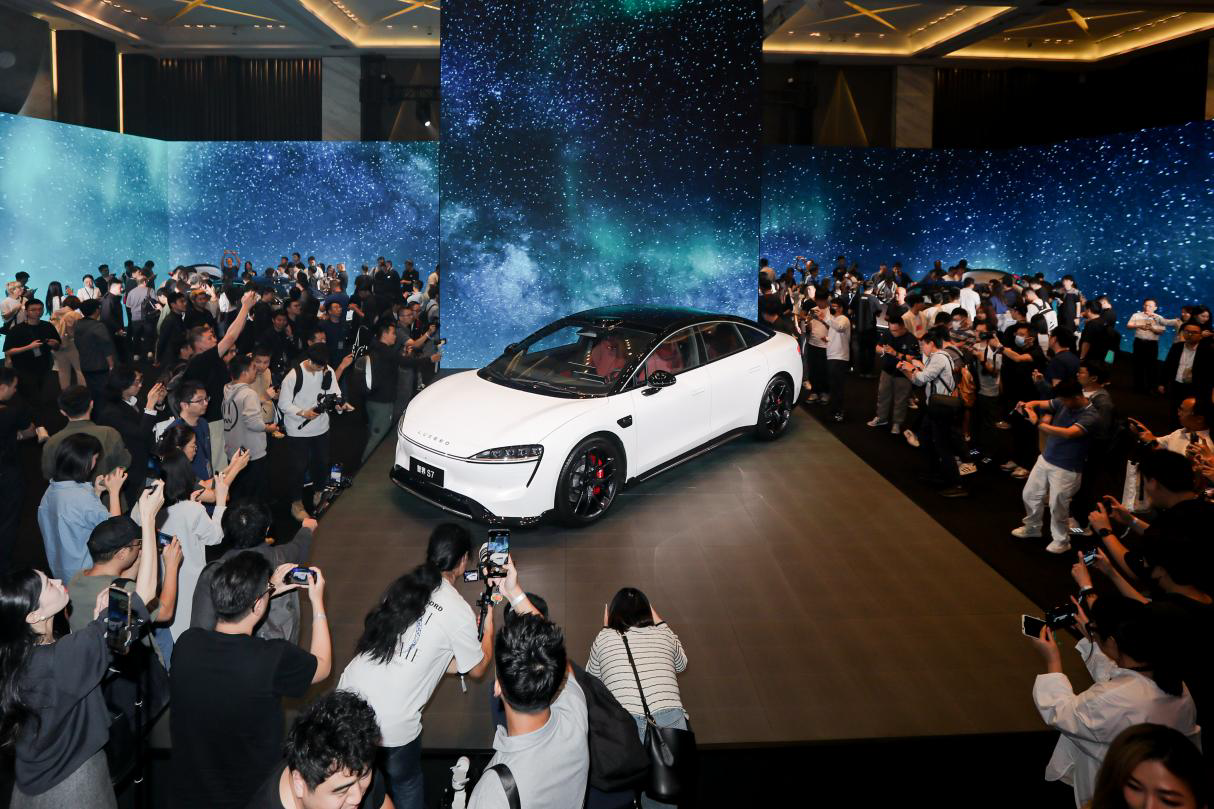 智界S7惊艳登场，特斯拉Model 3恐遇强敌