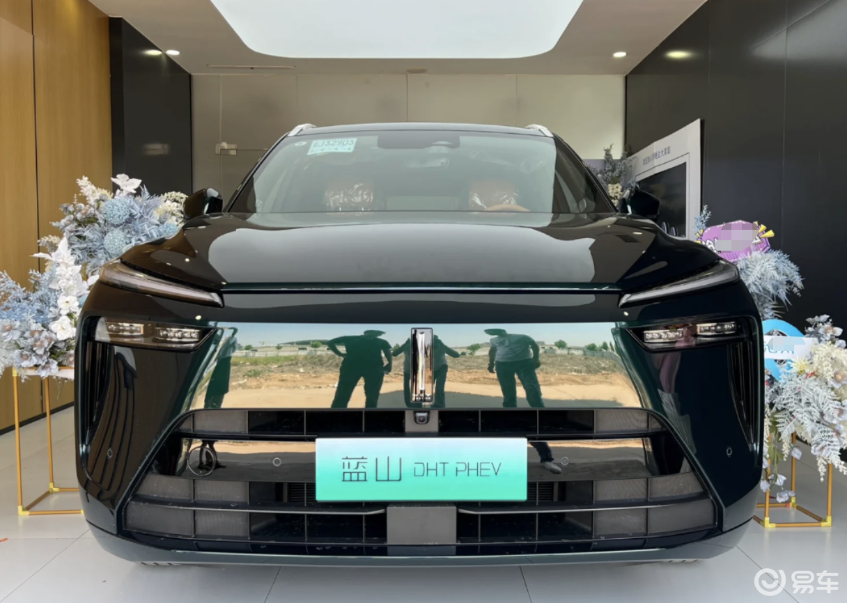 魏牌蓝山DHT-PHEV到店，松柏绿配色新潮，配置丰富_易车