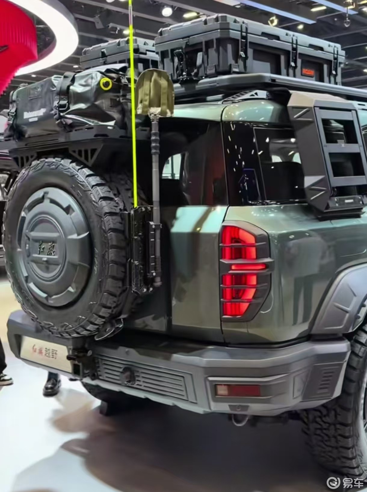 红旗越野亮相，外观威武霸气，2.0T增程器+四电机