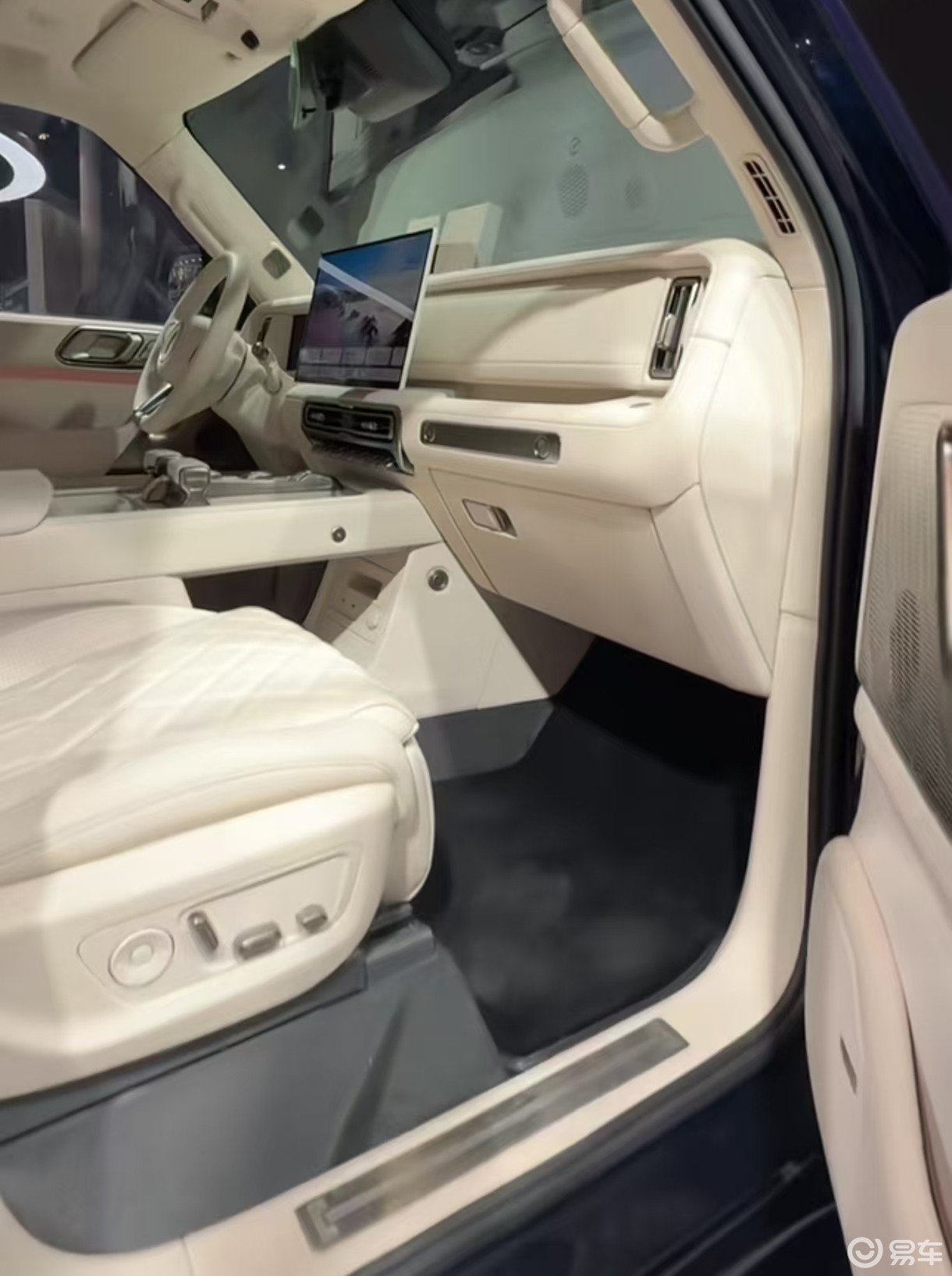 红旗越野亮相，外观威武霸气，2.0T增程器+四电机