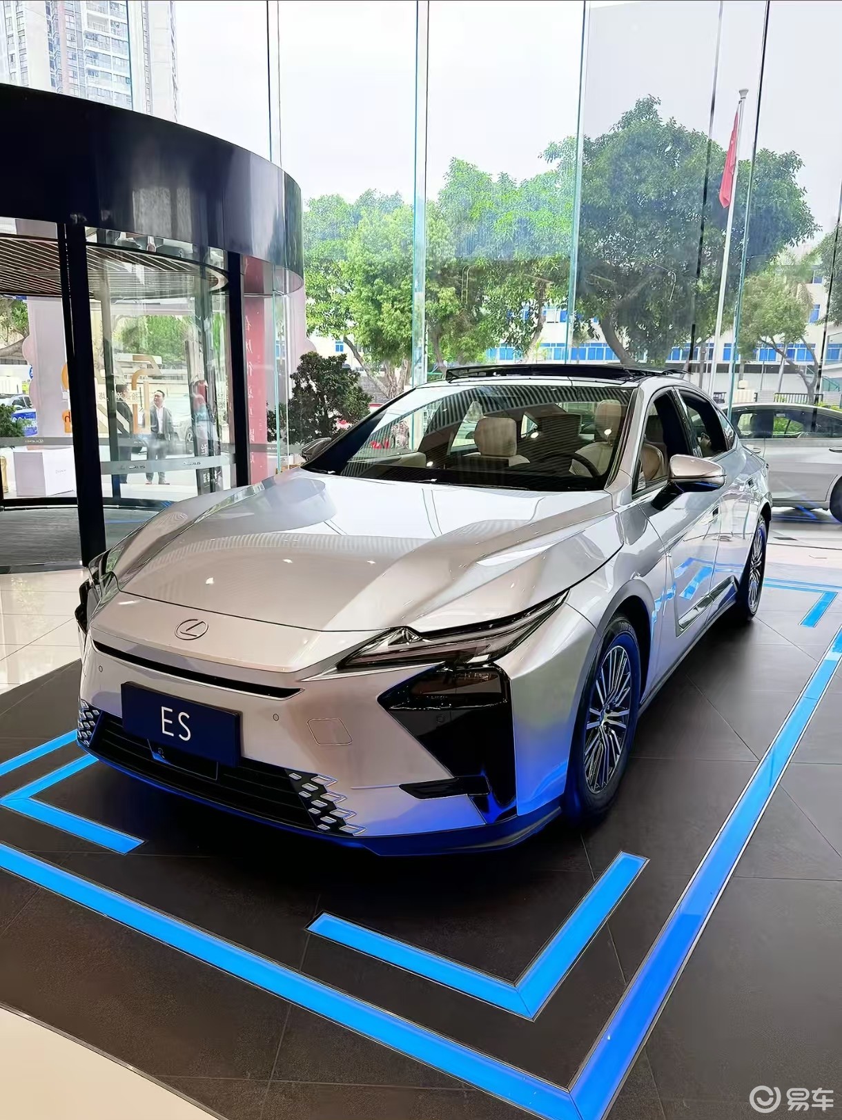 全新雷克萨斯ES，进口销售，2.0L混动，油耗4.39L