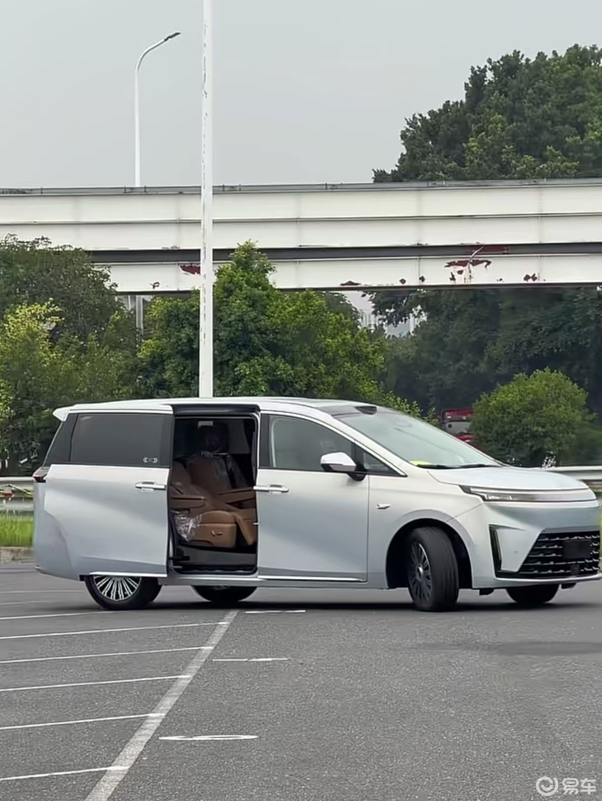 全新传祺E8PHEV,8295芯片,电磁悬架,442马力