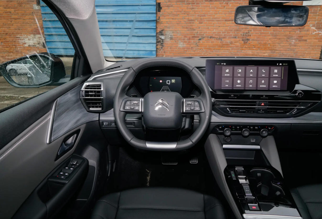 2026款雪铁龙凡尔赛对比2025款,高速不怕爆胎