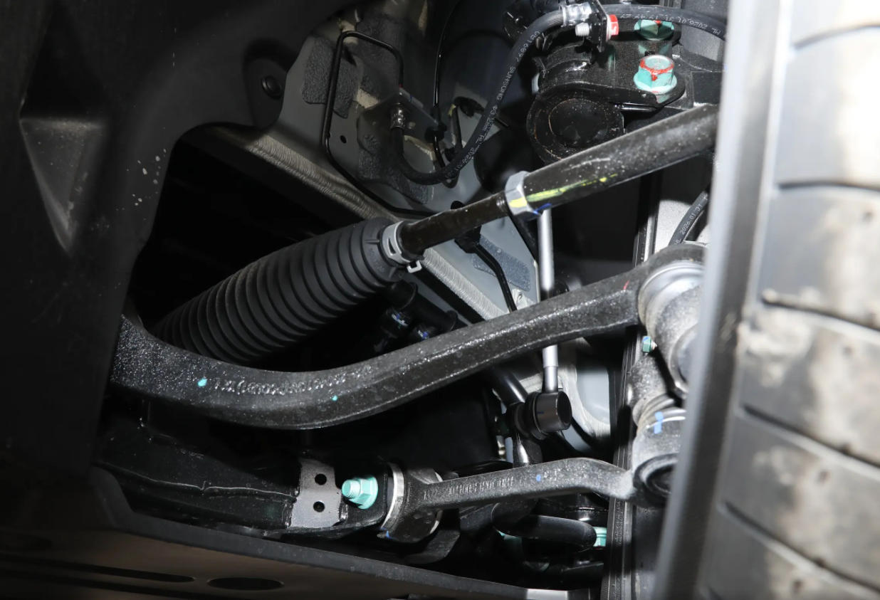 比亚迪宋Ultra EV,双球头麦弗逊+五连杆