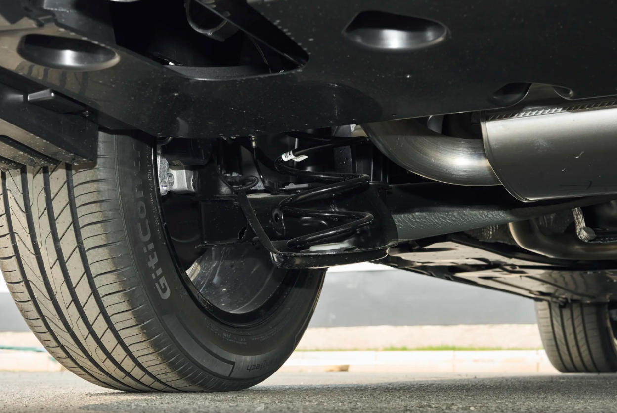 2026款雪铁龙凡尔赛对比2025款,高速不怕爆胎