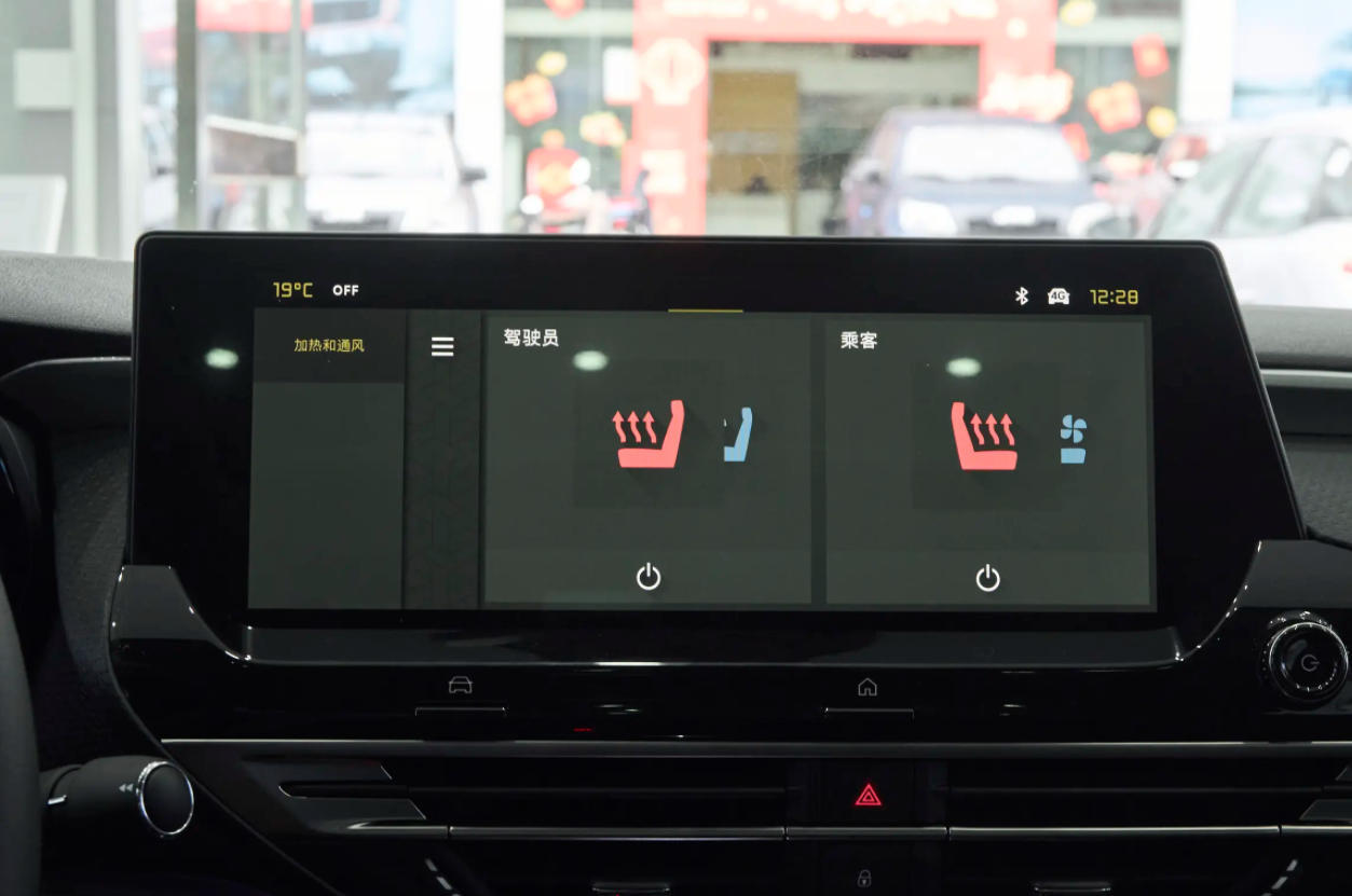 2026款雪铁龙凡尔赛对比2025款,高速不怕爆胎