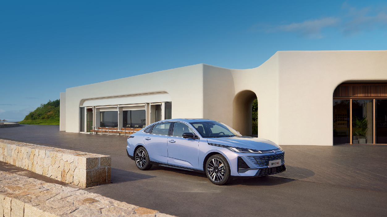 第四代逸动蓝鲸超擎横评：智能超日系，油耗比油车省一半