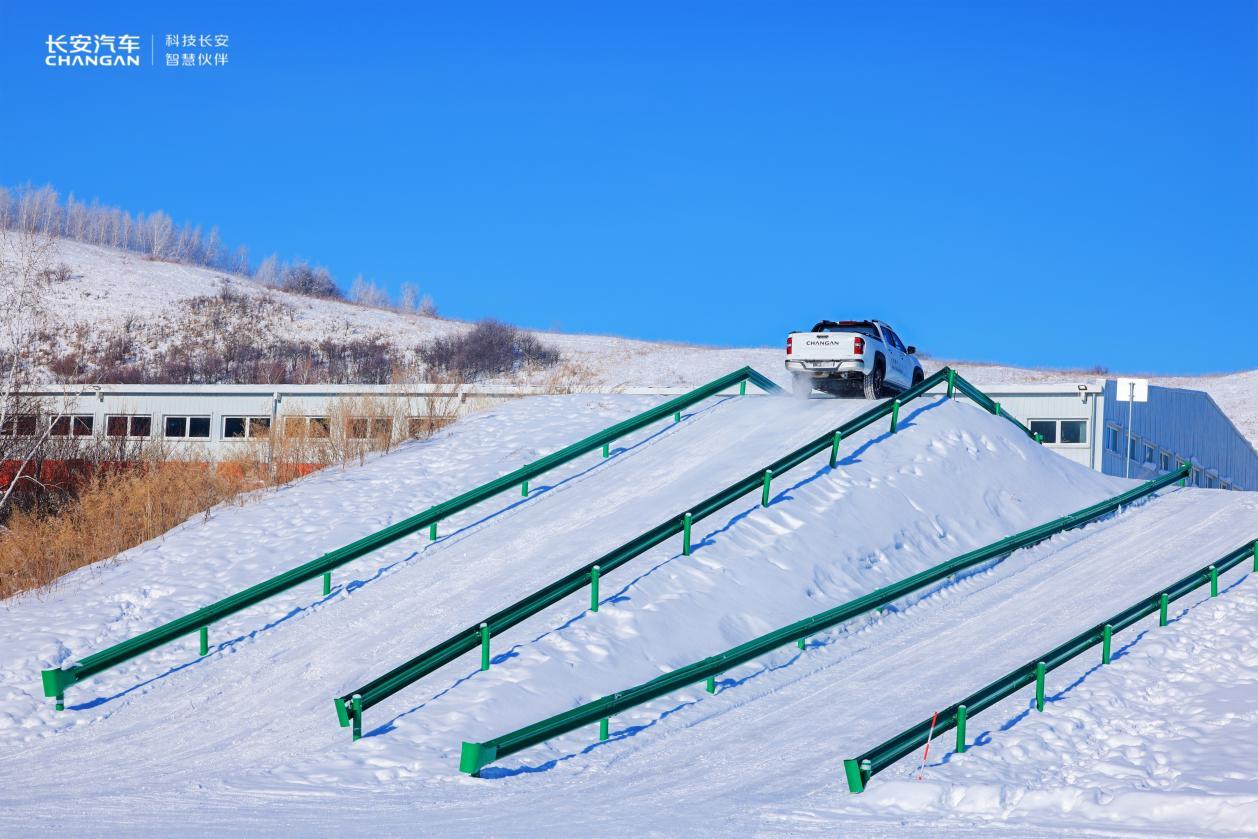 冰雪挑战显真章，长安数智新汽车“全家桶”齐上阵！