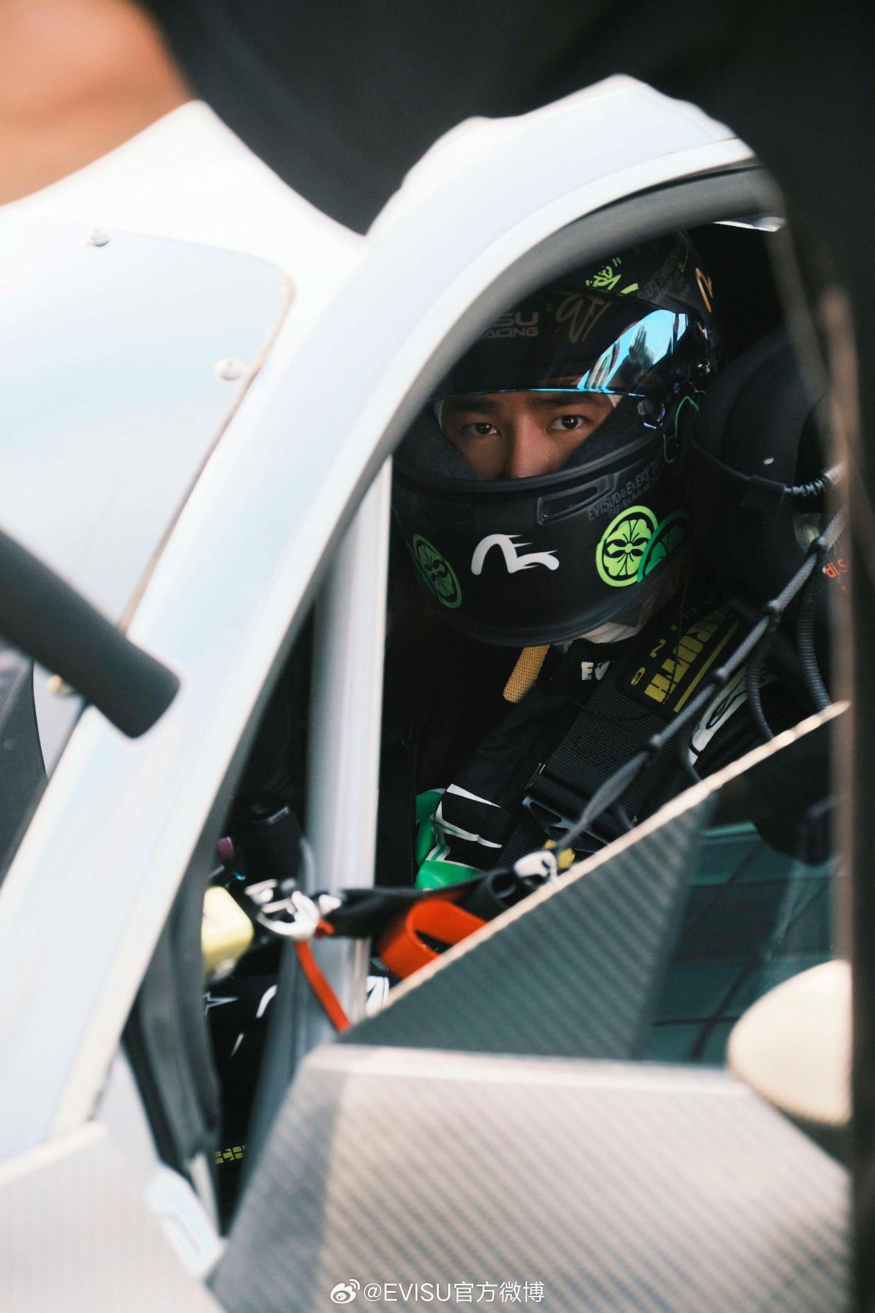 王一博开奥迪R8 GT3下赛道练车，未来将登陆GT3赛事_易车