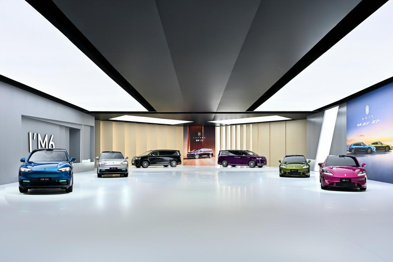 余承东首度缺席引遐想，鸿蒙智行9车齐发不给对手留活路？