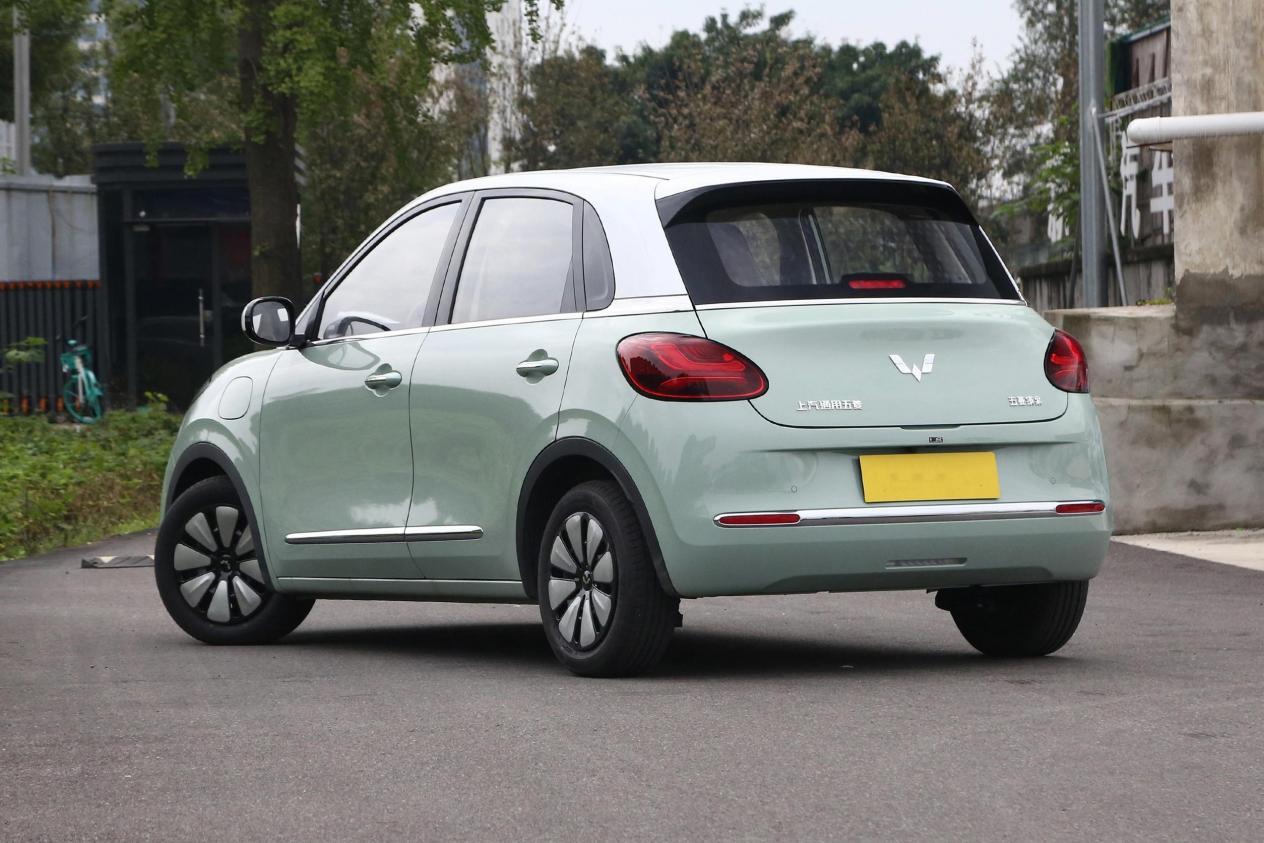 五菱缤果的外观原创度相当高,折角和方形极少,整车几乎都是圆润的线条