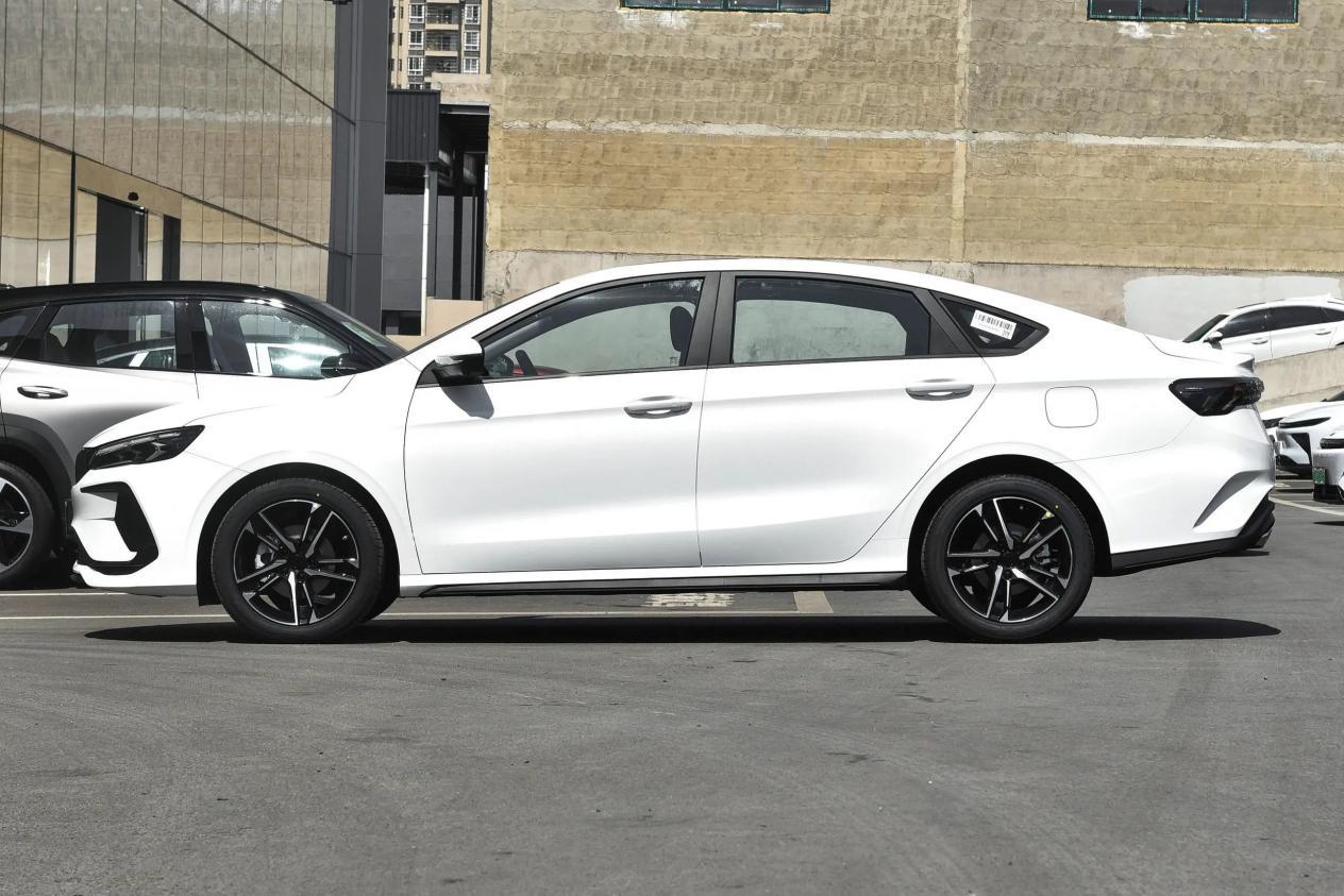 缤瑞cool龙腾版在外观造型上并未与普通车型呈现出太大的差异整个