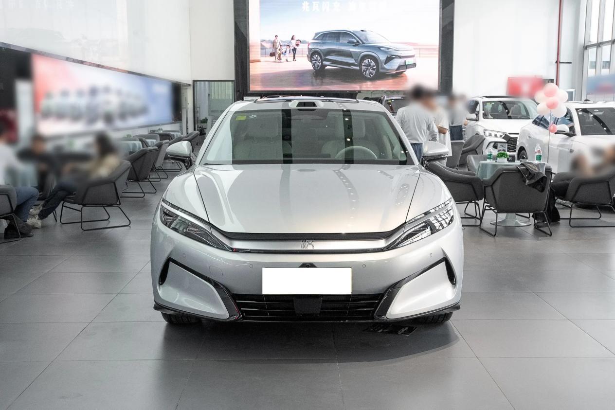 纯电中大型车的对决，汉L EV和小鹏P7，谁更胜一筹?