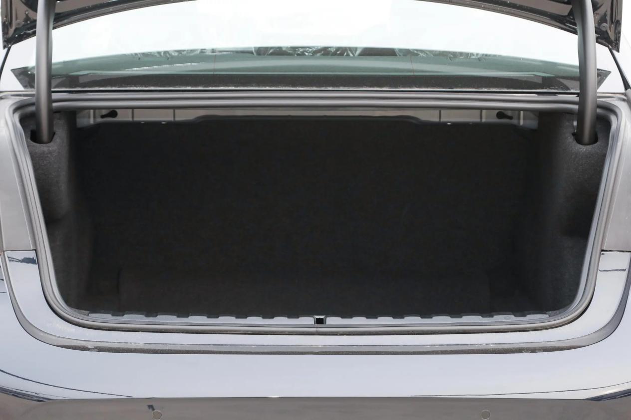 同阵营中型车PK,凯迪拉克CT5和宝马3系,选谁更合适?