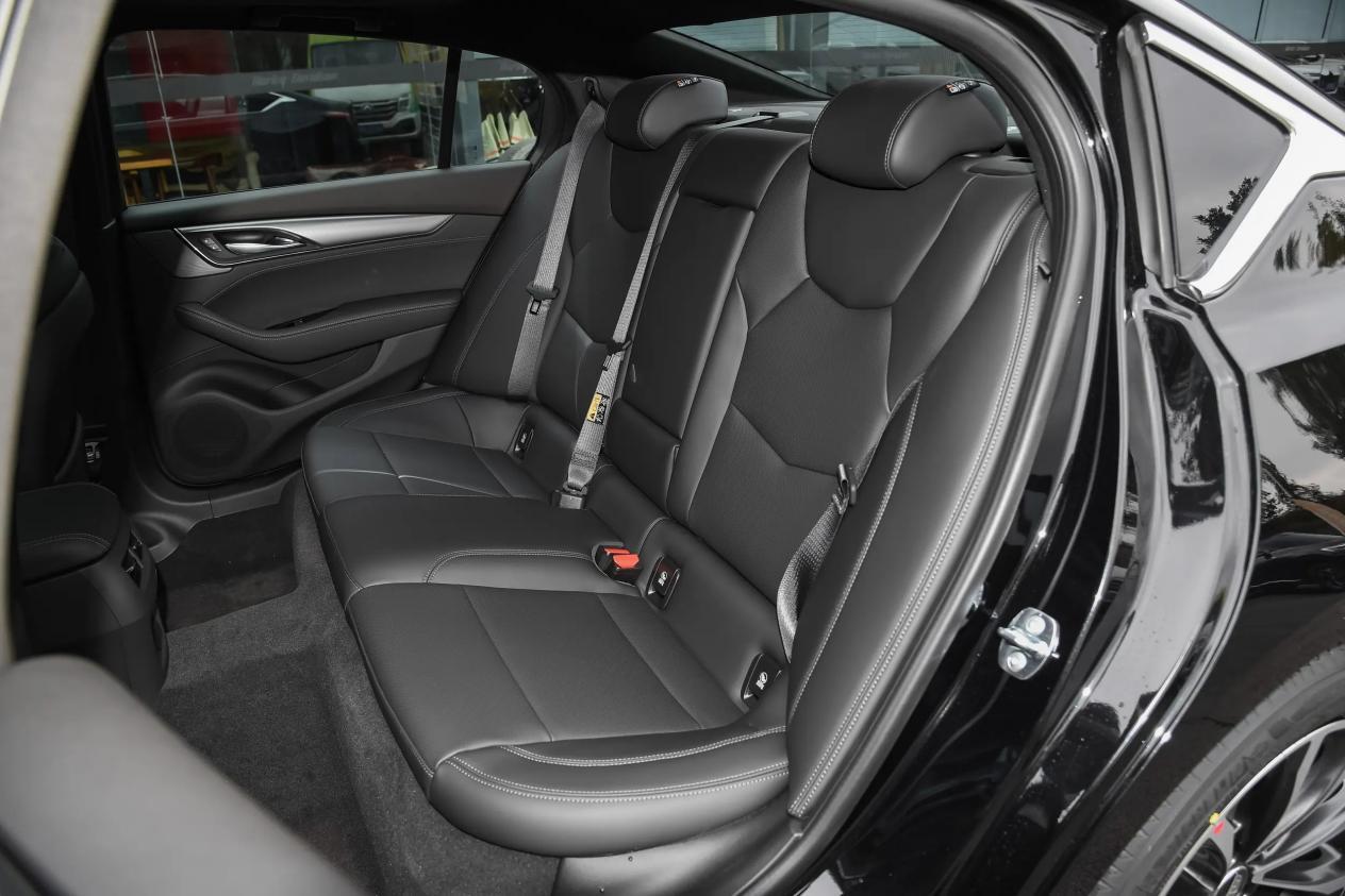 同阵营中型车PK,凯迪拉克CT5和宝马3系,选谁更合适?