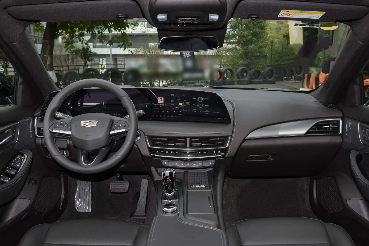 同阵营中型车PK,凯迪拉克CT5和宝马3系,选谁更合适?