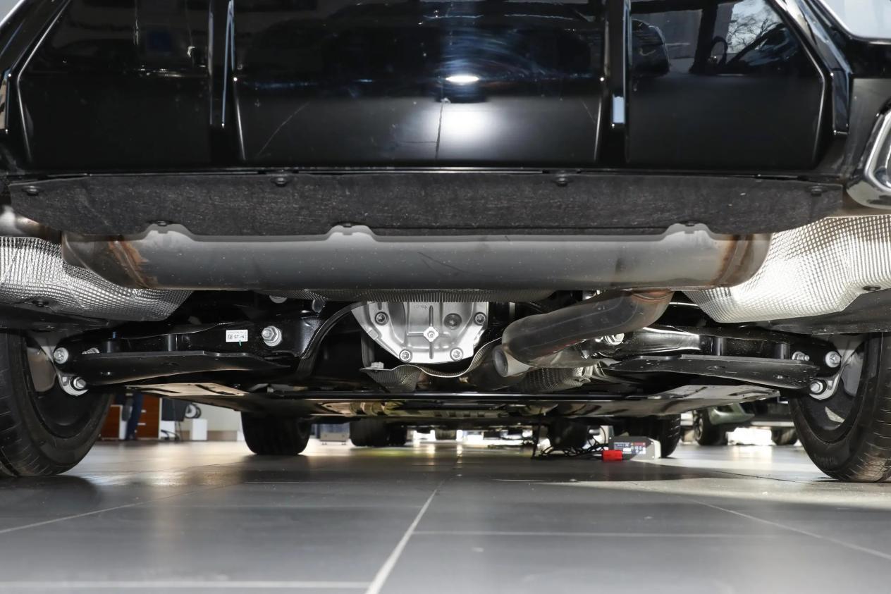 同阵营中型车PK,凯迪拉克CT5和宝马3系,选谁更合适?