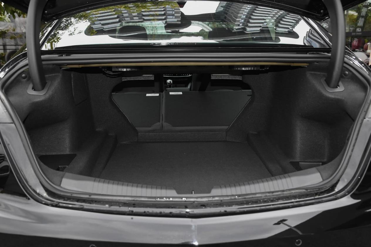 同阵营中型车PK,凯迪拉克CT5和宝马3系,选谁更合适?