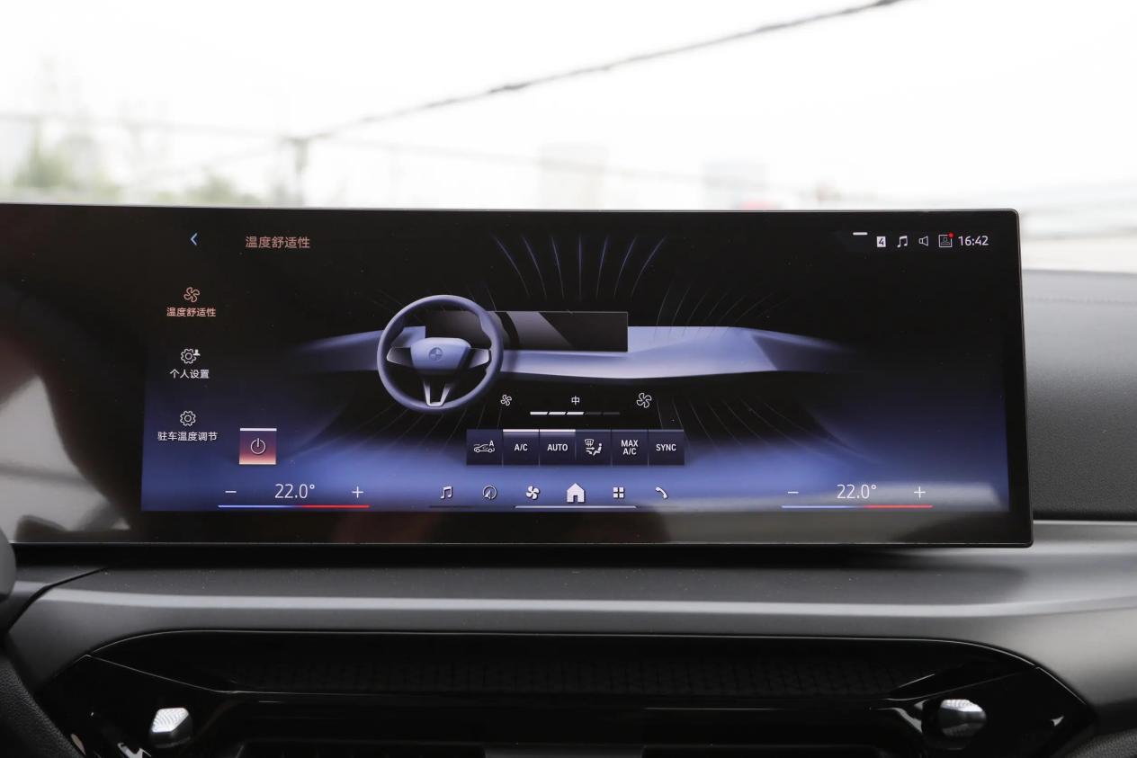 同阵营中型车PK,凯迪拉克CT5和宝马3系,选谁更合适?