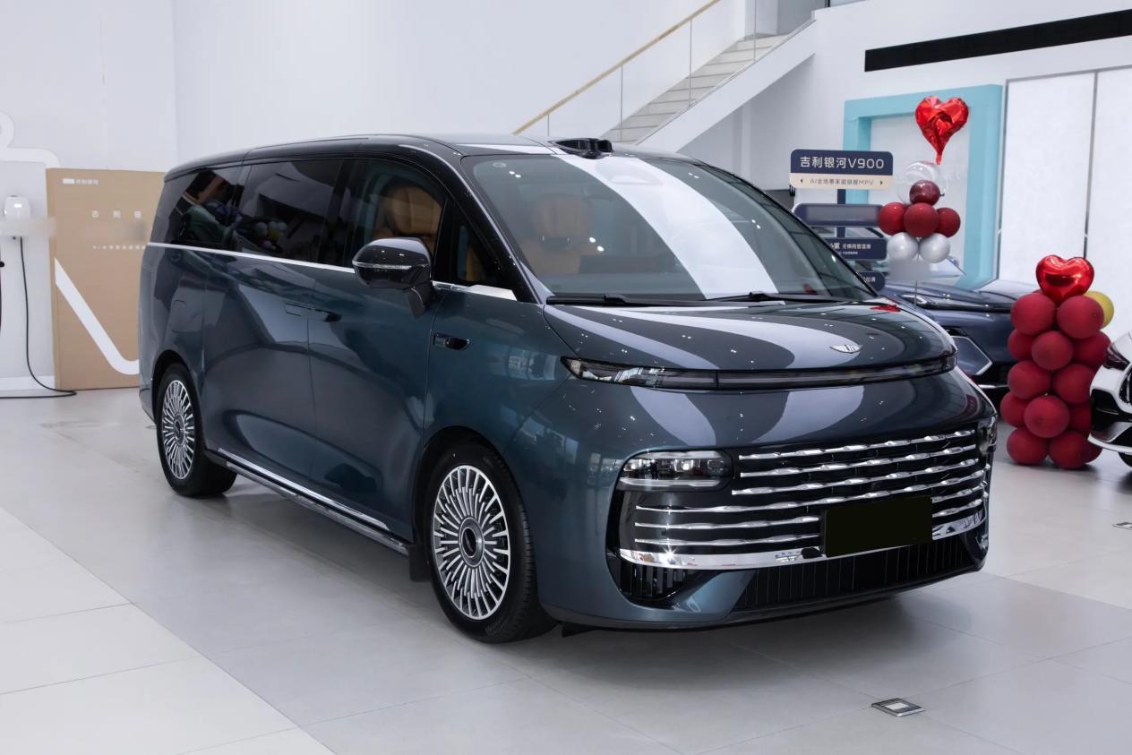 银河V900限时26.98万起，空间比肩长轴奔驰V级
