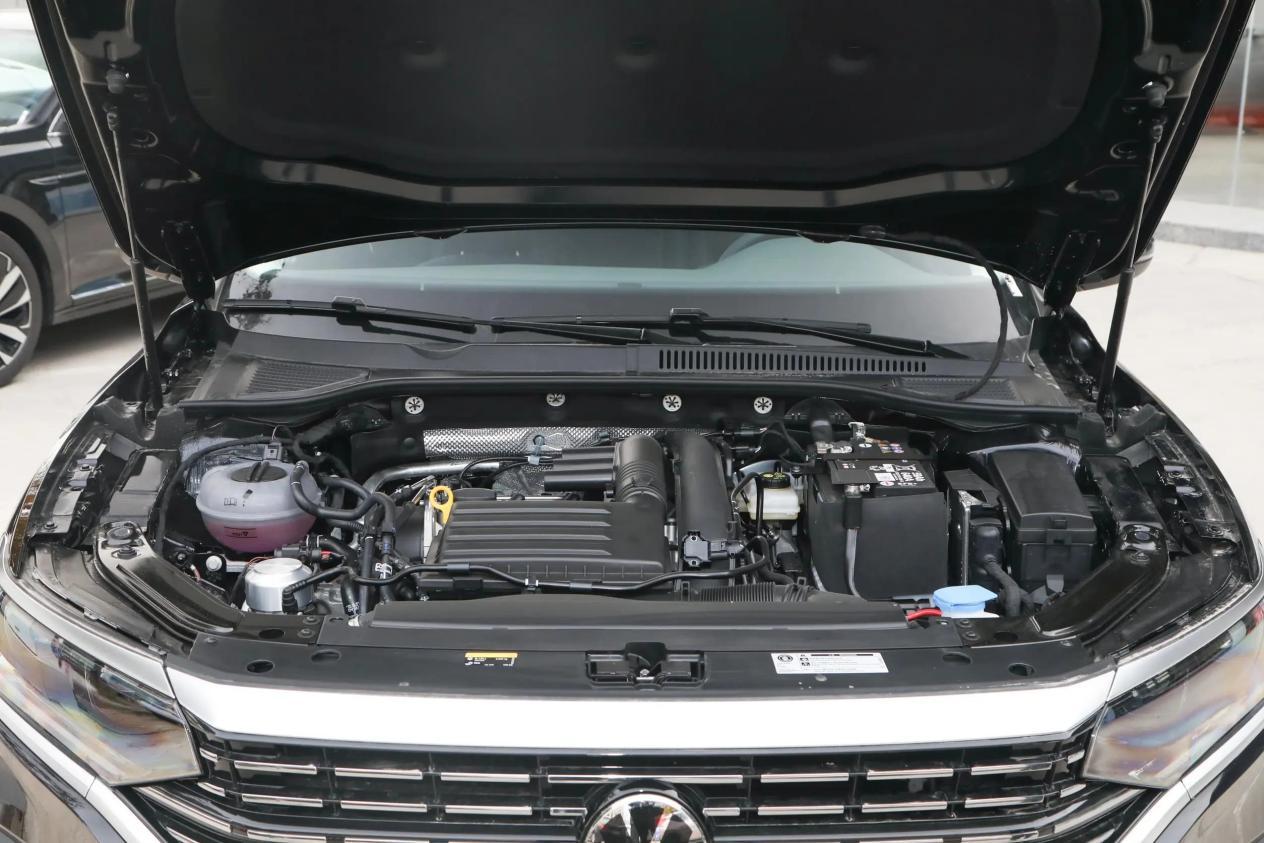 中型油车间的对决,别克君越和大众帕萨特,谁的表现更出色?