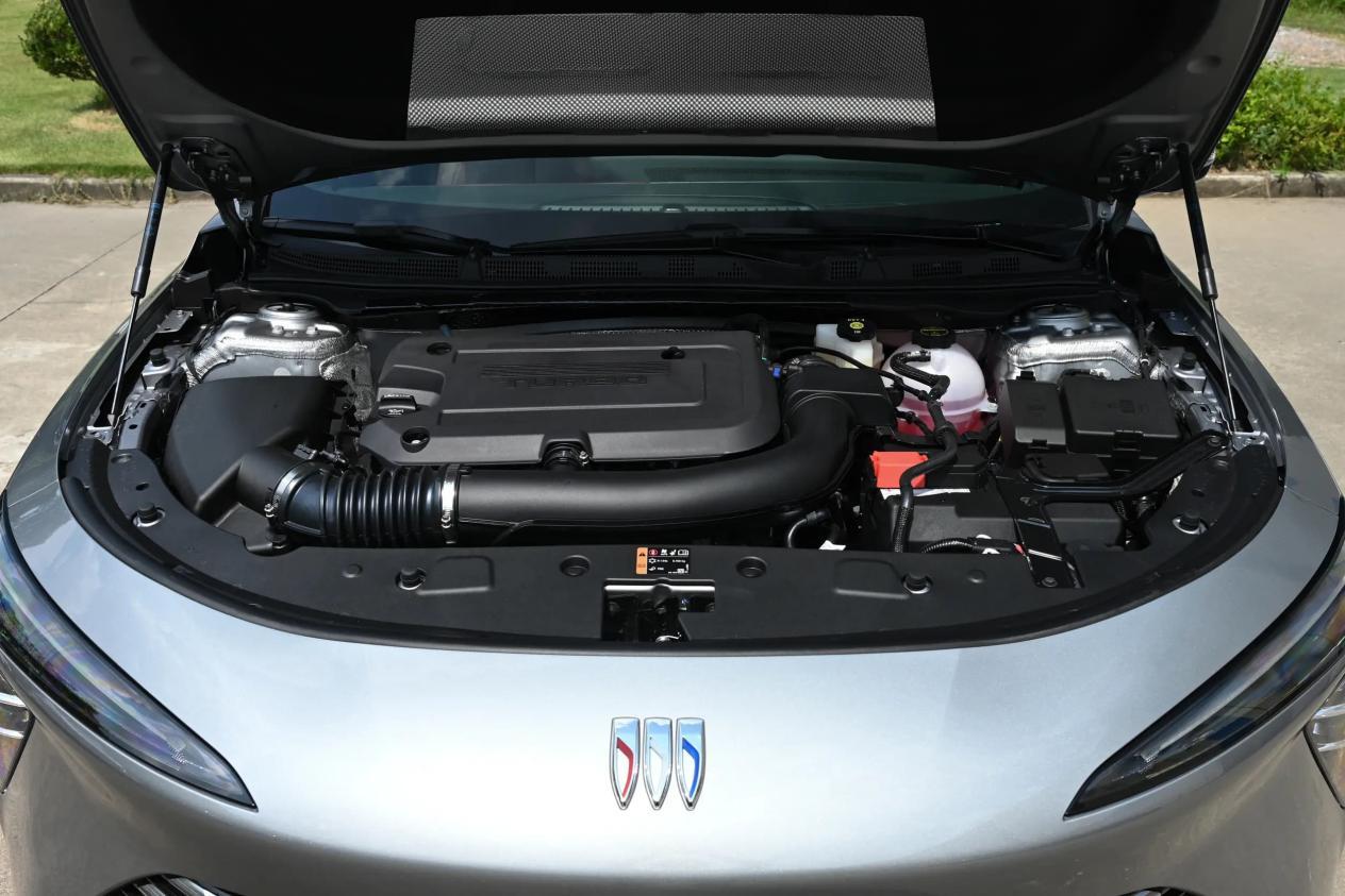 中型油车间的对决,别克君越和大众帕萨特,谁的表现更出色?