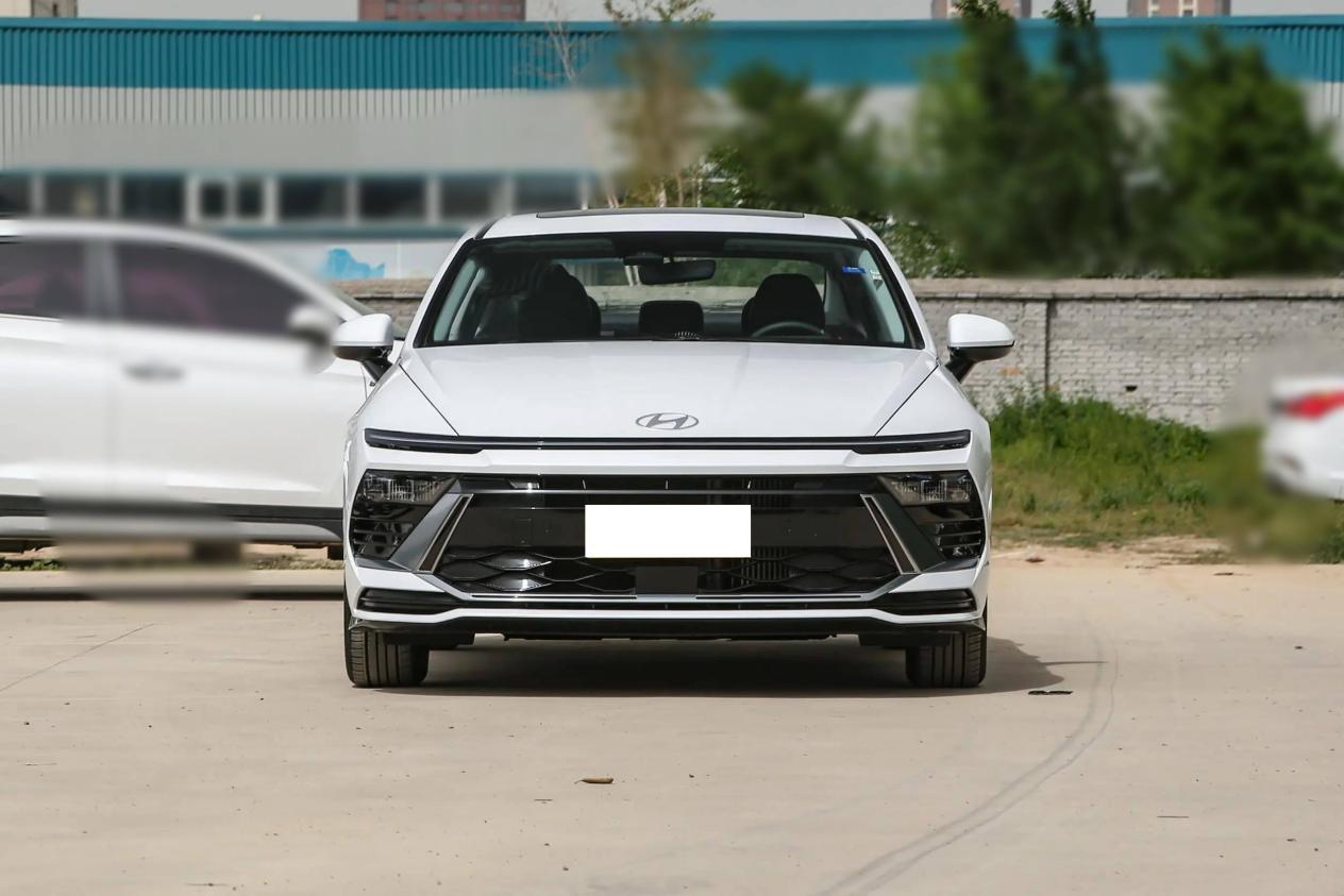 日韩系油车对比，现代索纳塔和本田雅阁，谁更胜一筹？