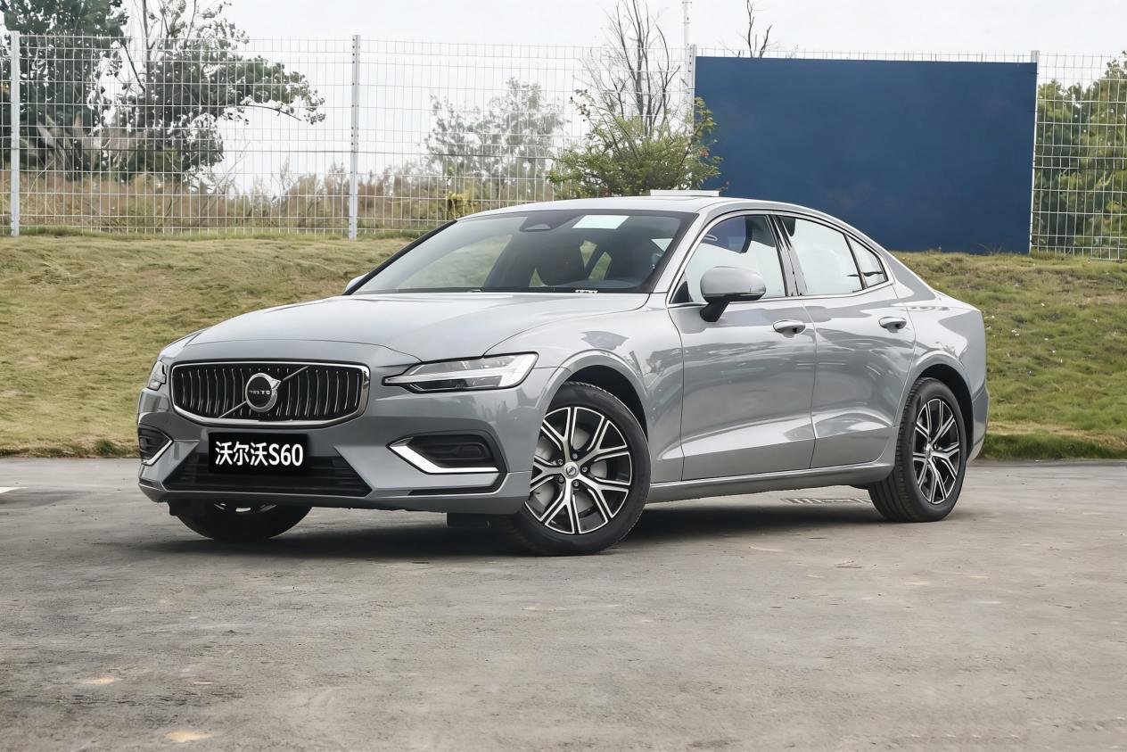 热门豪华轿车2选1，沃尔沃S60和奥迪A4L买谁更划算？