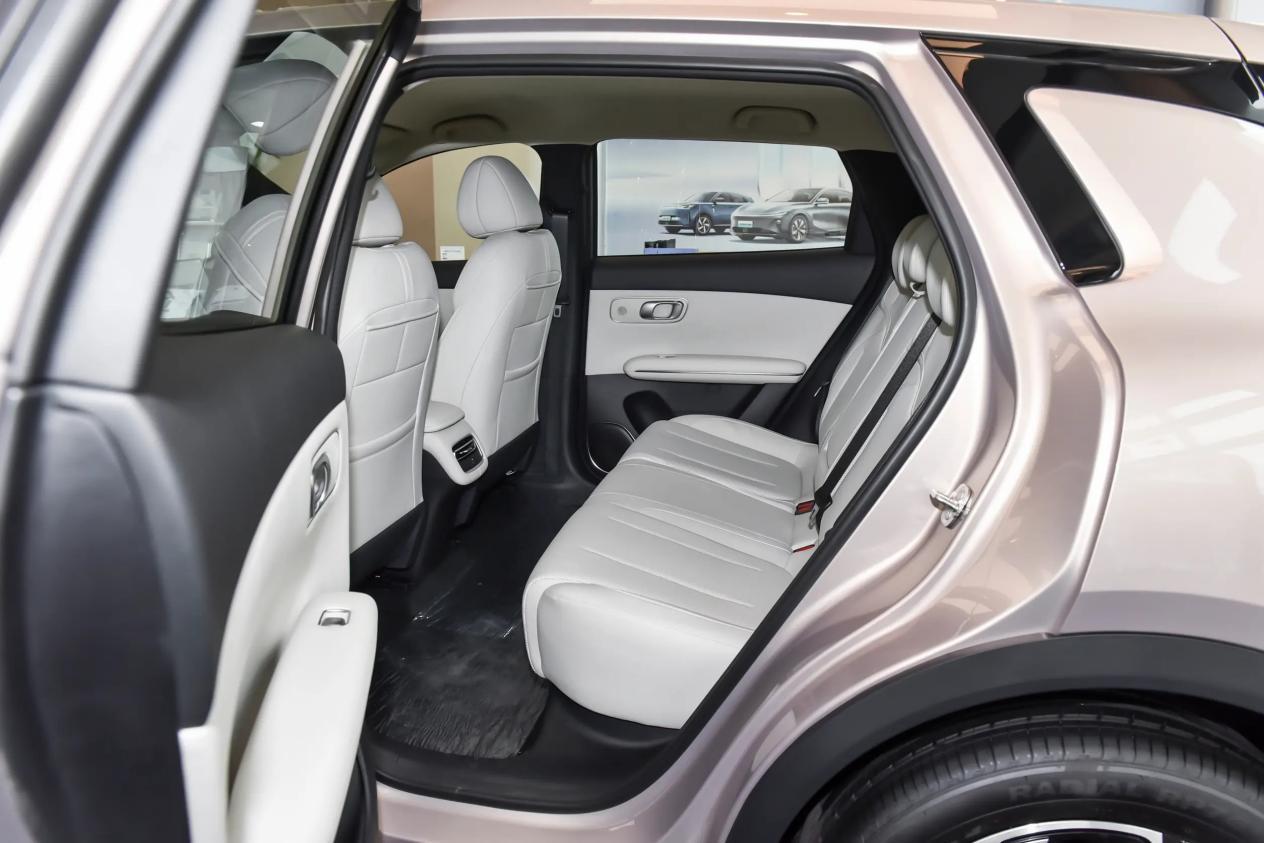 不看顶配看入门,长安启源全新Q05相较元UP,谁更好?