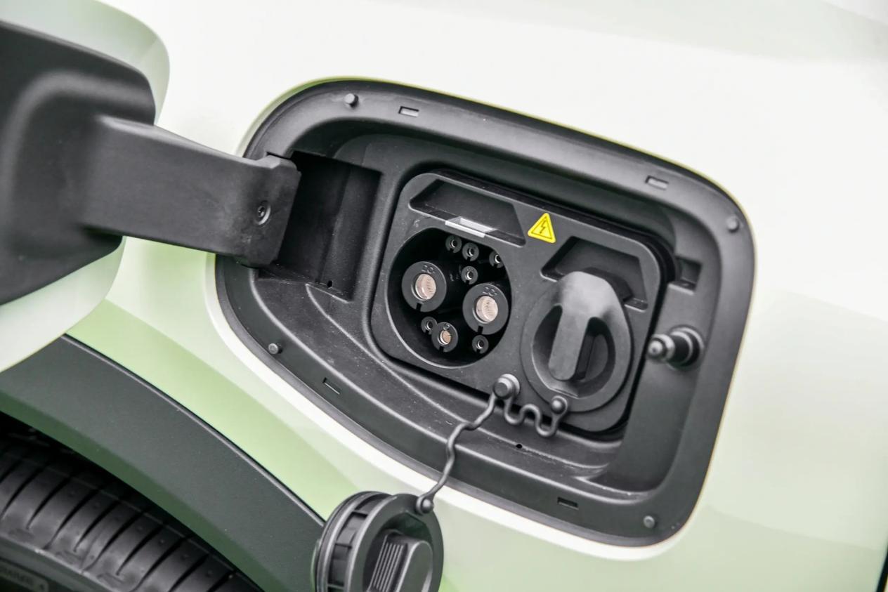 不看顶配看入门,长安启源全新Q05相较元UP,谁更好?