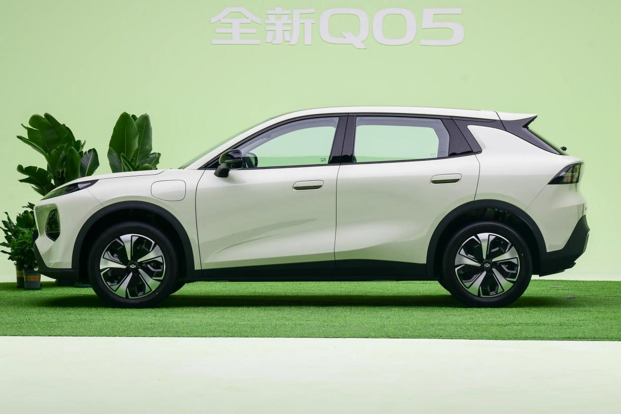 不看顶配看入门,长安启源全新Q05相较元UP,谁更好?