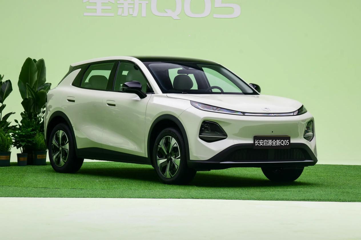 不看顶配看入门，长安启源全新Q05相较元UP，谁更好？