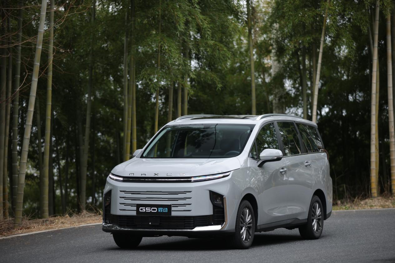 一年省1万油费10万级混动MPV正面PK传祺M6 PRO