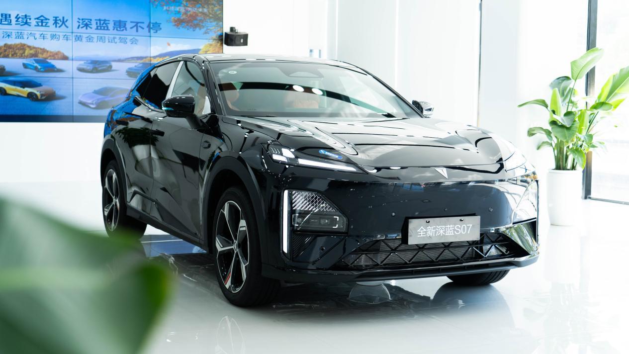 参数党败给体验派？零跑C11对比深蓝S07，结果出人意料