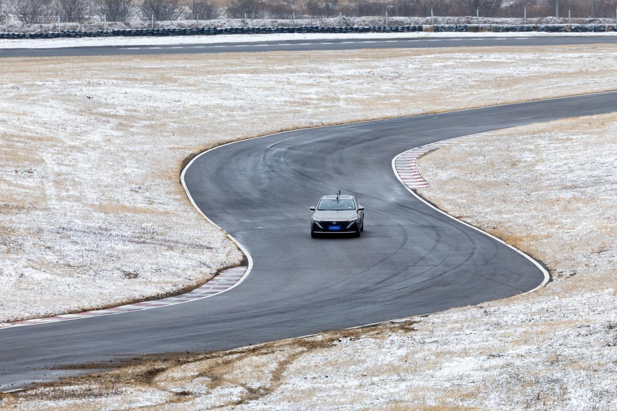 超出预期!鸿蒙燃油车赛道实测