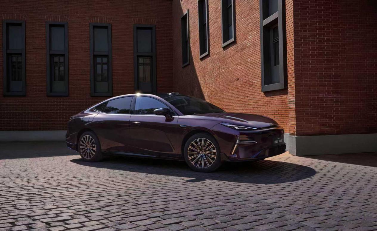 吉利银河星耀8发布，重新定义中高级电混轿车价值新标杆