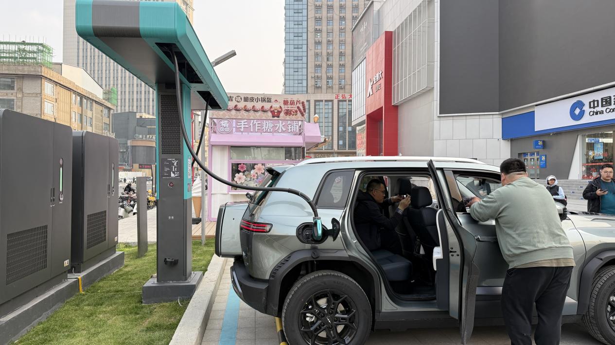 来体验9分钟充满电的快乐,方程豹钛3闪充版登陆郑州