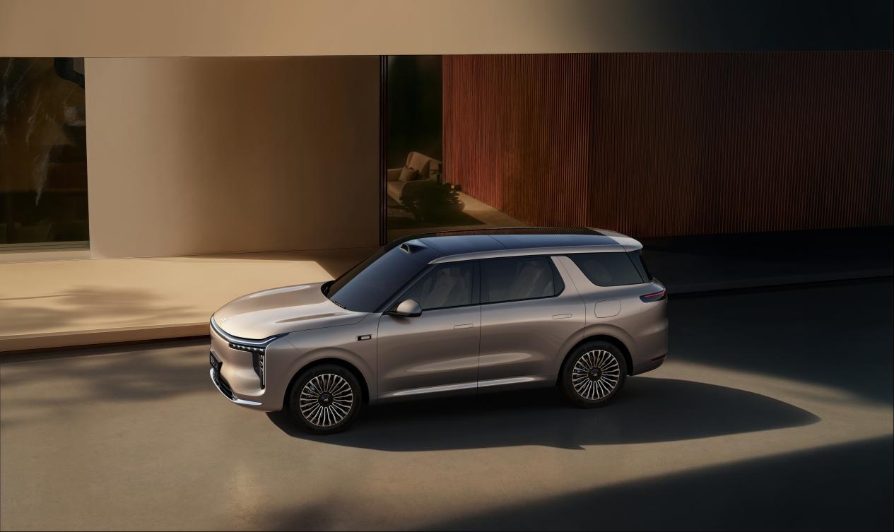 智己LS8产品力深度解析:30万内的技术旗舰是如何炼成的