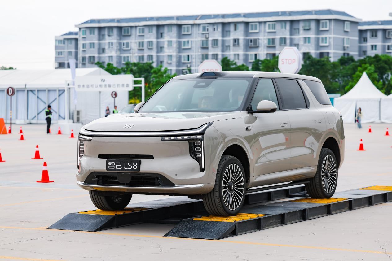 太原试驾智己LS8 25万级旗舰SUV,重塑百万驾控标杆