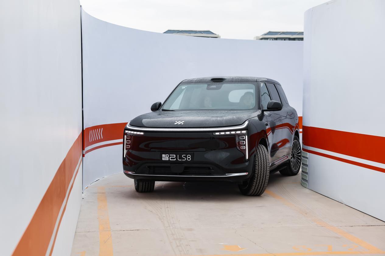太原试驾智己LS8 25万级旗舰SUV,重塑百万驾控标杆