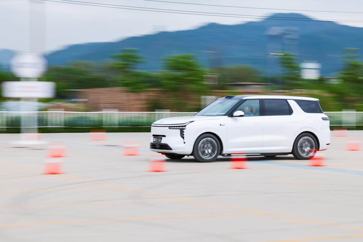 太原试驾智己LS8 25万级旗舰SUV,重塑百万驾控标杆